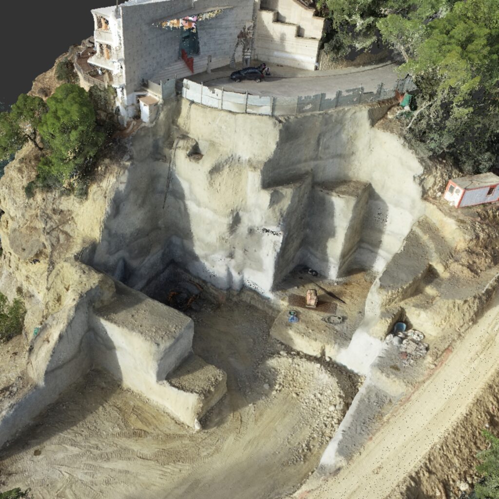 Levantamiento topográfico 3D de talud y estructuras mediante fotogrametría con dron — modelo digital del terreno para análisis geotécnico y control de obra civil.