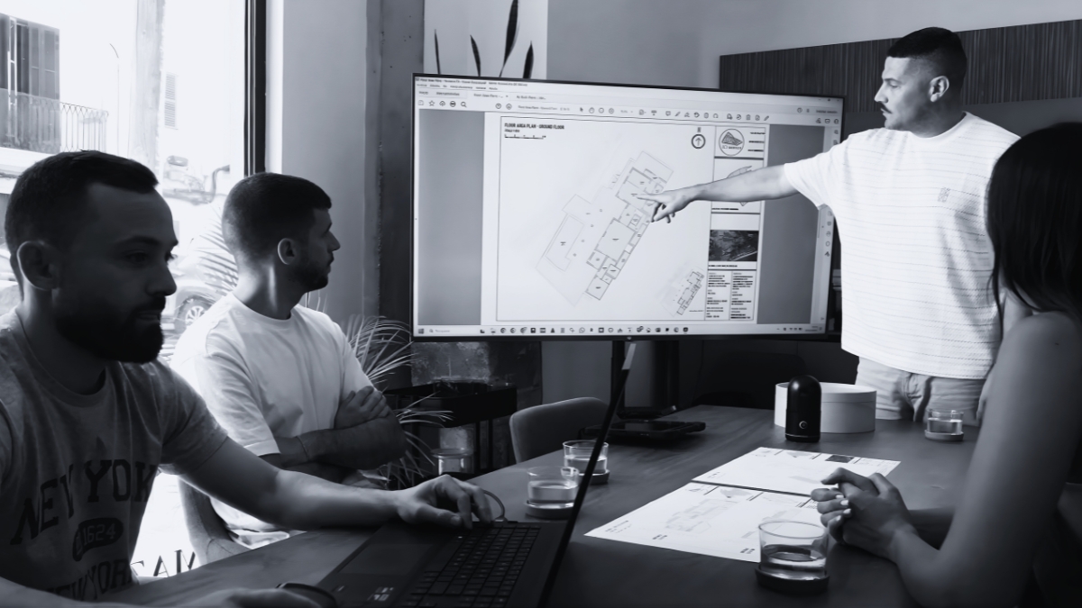 Equipo técnico de 3D Survey revisando un levantamiento topográfico de alta precisión para un expediente de legalizar vivienda en suelo rústico en Mallorca bajo el Decreto-ley 3/2024.