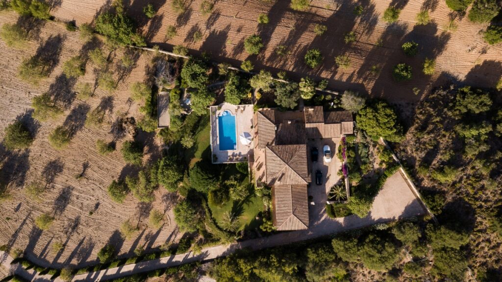 Uso de drones y tecnología 3D para la medición precisa de superficies construidas y georreferenciación de parcelas en suelo rústico.