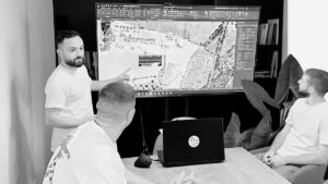 Profesionales de 3D Survey utilizando equipos topográficos avanzados para la georreferenciación oficial de infraestructuras hidráulicas de saneamiento y depuración.