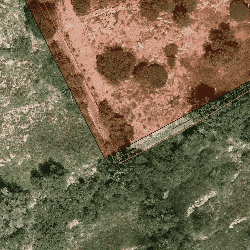 Superposición técnica de ortofoto real con cartografía catastral oficial, mostrando la discrepancia entre la realidad física del terreno y el registro administrativo de una parcela.